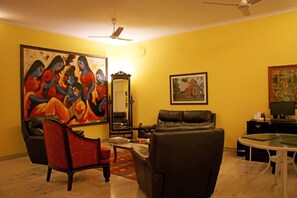 Lobby sitting area - Colonels Retreat (New Delhi)