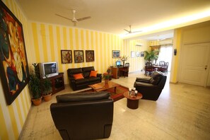24-inch flat-screen TV with cable channels, TV - Colonels Retreat (New Delhi)