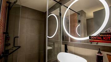 Kamar Double Mewah | Kamar mandi | Shower, pancuran hujan, perlengkapan mandi gratis, dan pengering rambut