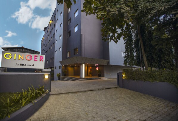 住宿正面 - 傍晚/夜晚