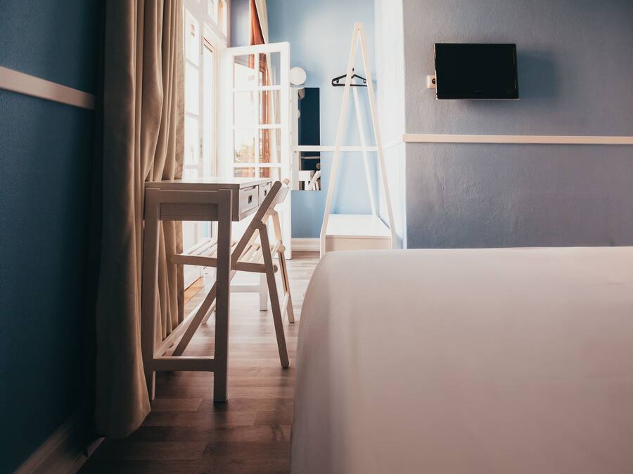 Standard enkelrum | Skrivbord, mörklÀggningsgardiner, ljudisolering och strykjÀrn/strykbrÀda