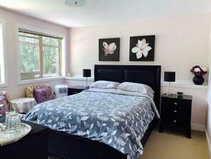 Comfort-Zimmer, 1 Queen-Bett, allergikerfreundlich, Parkblick | 1 Schlafzimmer, hochwertige Bettwaren, laptopgeeigneter Arbeitsplatz