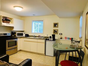 Comfort Suite, 1 Queen Bed, Non Smoking, Kitchen | Private kitchen