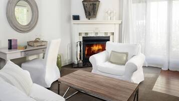 Cottage, 1 kingsize bed | Woonruimte | Een 36-inch flatscreentelevisie met satellietzenders en een televisie