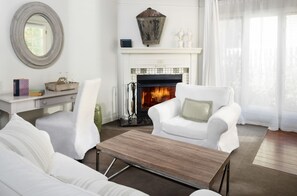 Cottage, 1 King Bed | Living area