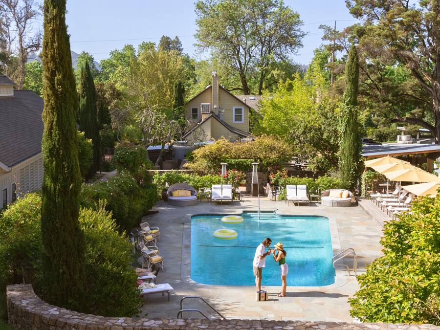 Una piscina al aire libre, camas de piscina gratis, sombrillas