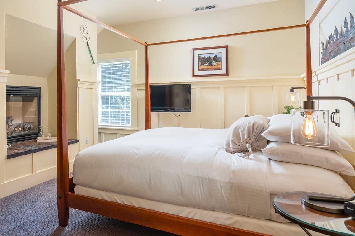Room, 1 King Bed (Farmhouse) | Egyptian cotton sheets, premium bedding, down comforters, pillowtop beds