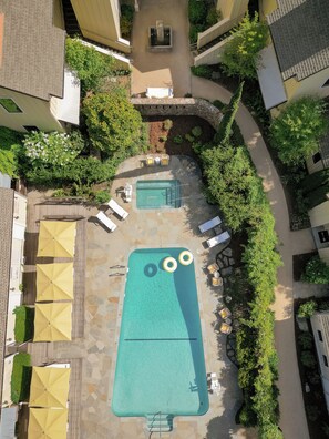 Outdoor pool, free pool cabanas, pool umbrellas - Farmhouse Inn (Forestville)