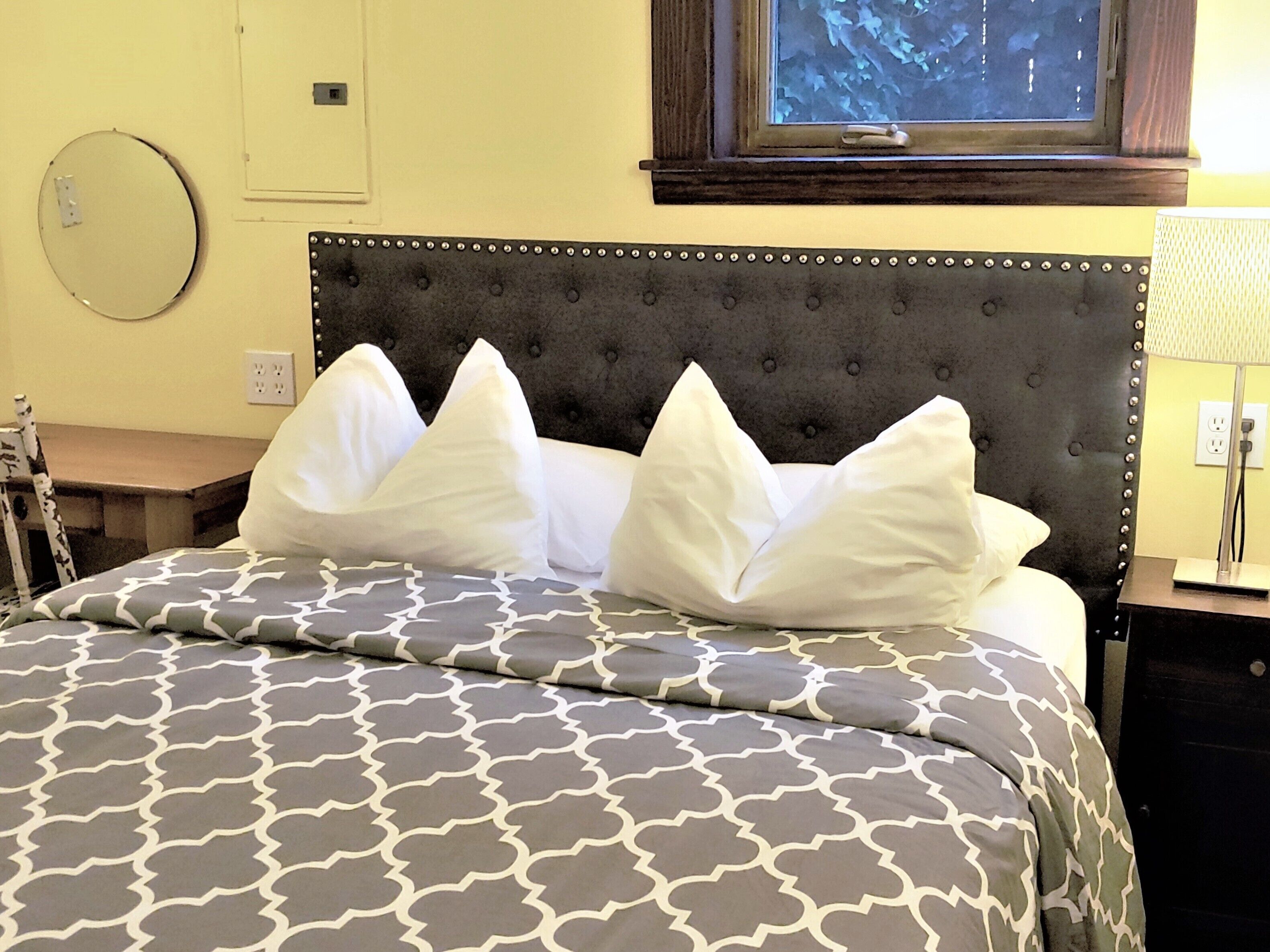 Phòng Economy, 1 giường cỡ queen, phòng tắm riêng | Bộ trải giường bằng vải cotton Ai Cập, bộ đồ giường cao cấp 