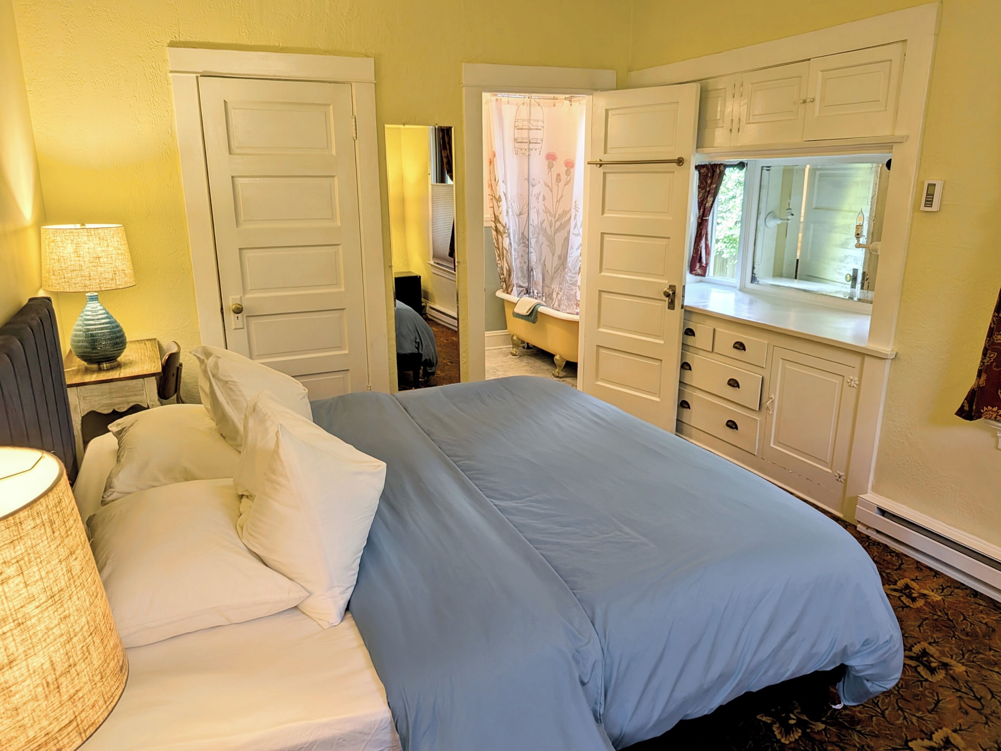 Deluxe-huone, 1 suuri parisänky, oma kylpyhuone | Egyptinpuuvillaiset lakanat, ylelliset vuodevaatteet