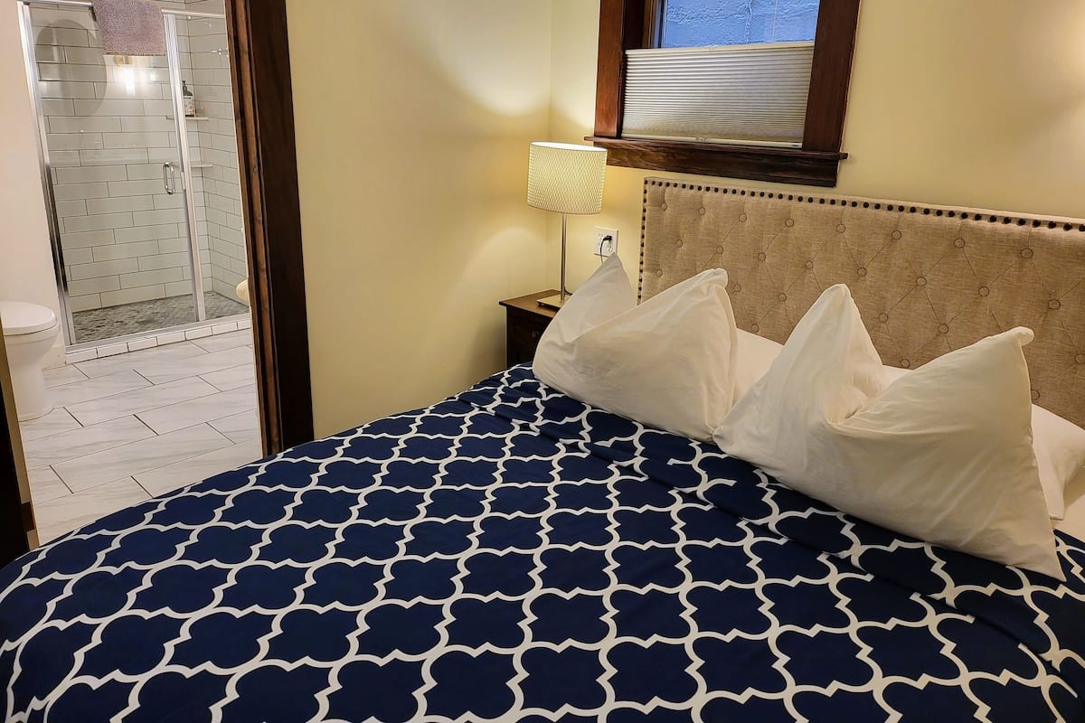 Habitación estándar, 1 cama Queen size, baño privado | Sábanas de algodón egipcio y ropa de cama de alta calidad