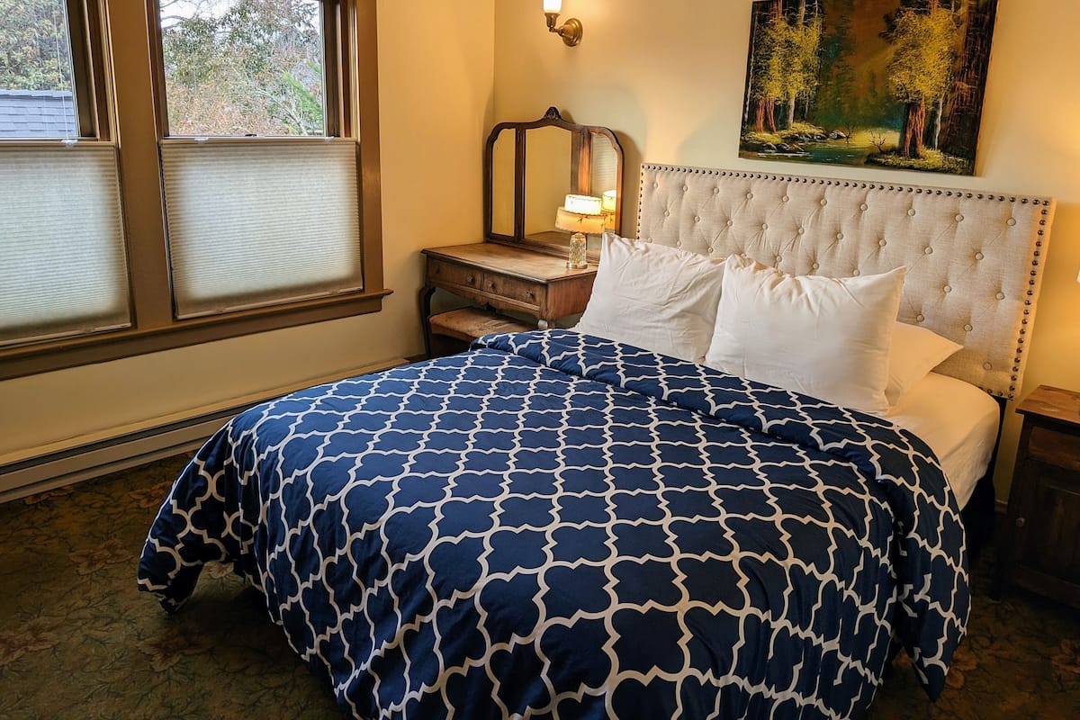 Habitación básica, 1 cama Queen size | Sábanas de algodón egipcio y ropa de cama de alta calidad