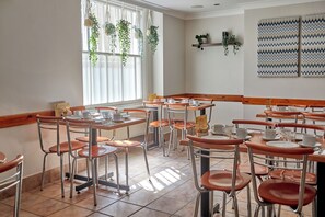 Free daily continental breakfast - Lords Hotel (London)