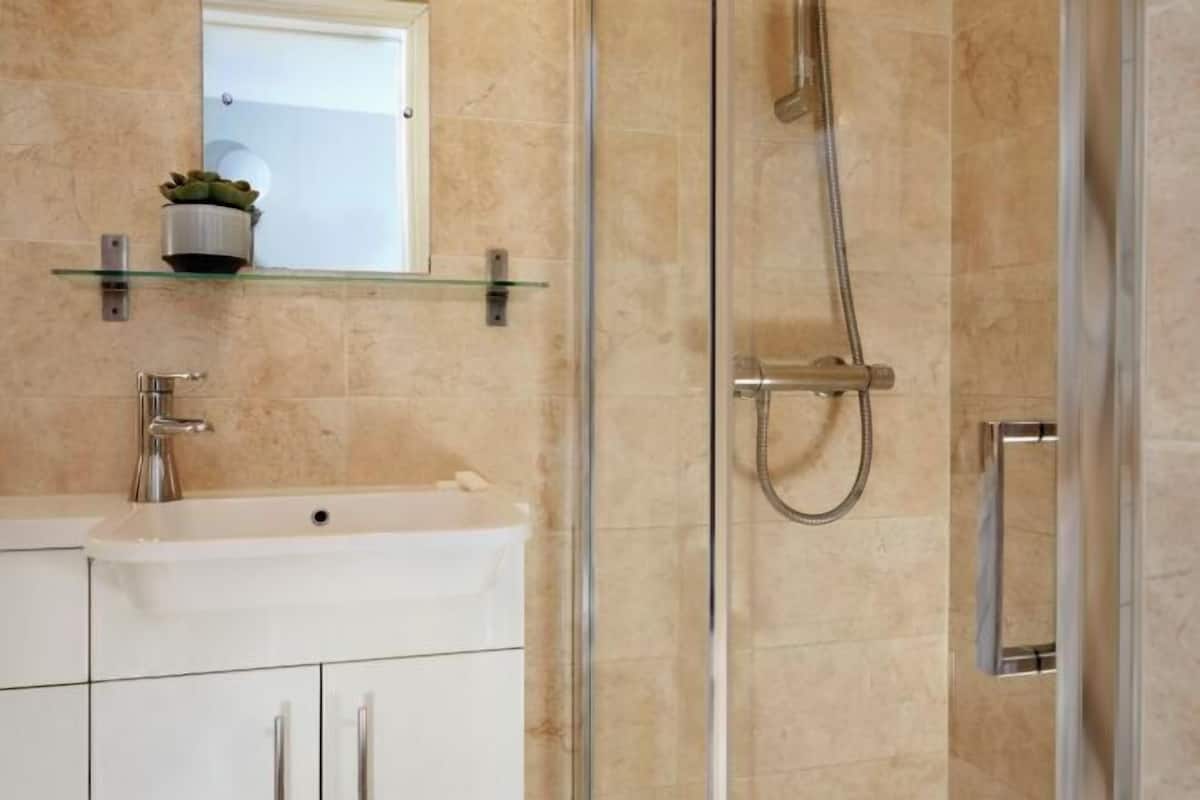 Badezimmer | Dusche, Haartrockner, Handtücher, Seife