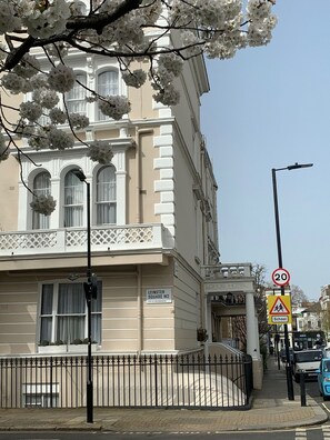 Exterior - Lords Hotel (London)