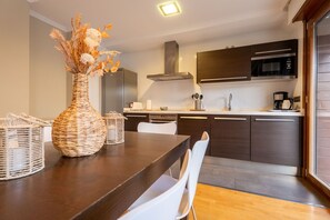 Frigorifero con congelatore, microonde, forno, piano cottura