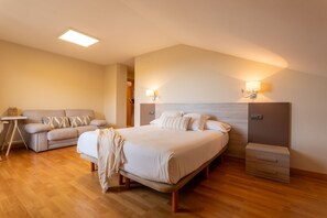 Penthouse, 3 chambres | Literie de qualité supérieure, coffres-forts dans les chambres, bureau