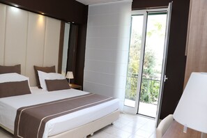 Minibar, caja de seguridad en la habitación y escritorio 