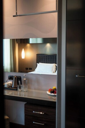 Minibar, caja de seguridad en la habitación y escritorio 