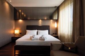 Habitación ejecutiva | Minibar, caja de seguridad en la habitación y escritorio 