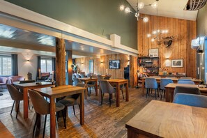 Petit déjeuner et dîner servis sur place