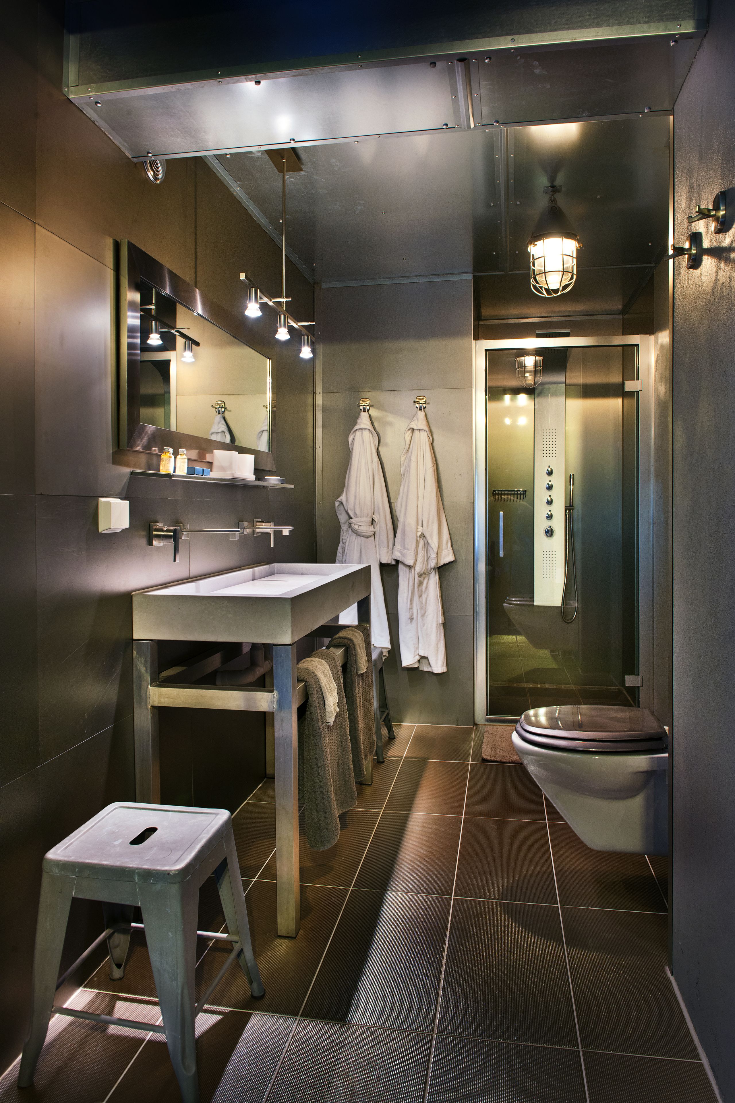 rasletind | bathroom | hair dryer, towels, soap, shampoo