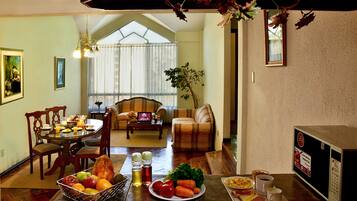 Departamento empresarial, 2 habitaciones, cocina | Sala de estar | Televisión de 40 pulgadas con canales por cable