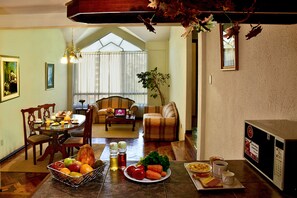 Apartament empresarial, 2 dormitoris, cuina | Sala d'estar | Televisor de 40 polzades amb canals per cable