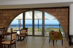 Comedor con vista al mar a través de un ventanal.