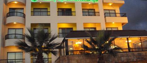 Facciata della struttura - sera/notte