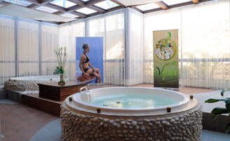 Un área de spa con un jacuzzi grande, un banco de madera y un cartel en la pared.