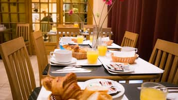 Daily continental breakfast (EUR 10 per person)