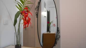 Habitación con 2 camas individuales | Caja fuerte, escritorio, cortinas opacas y sistema de insonorización