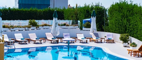 Seasonal outdoor pool, pool loungers