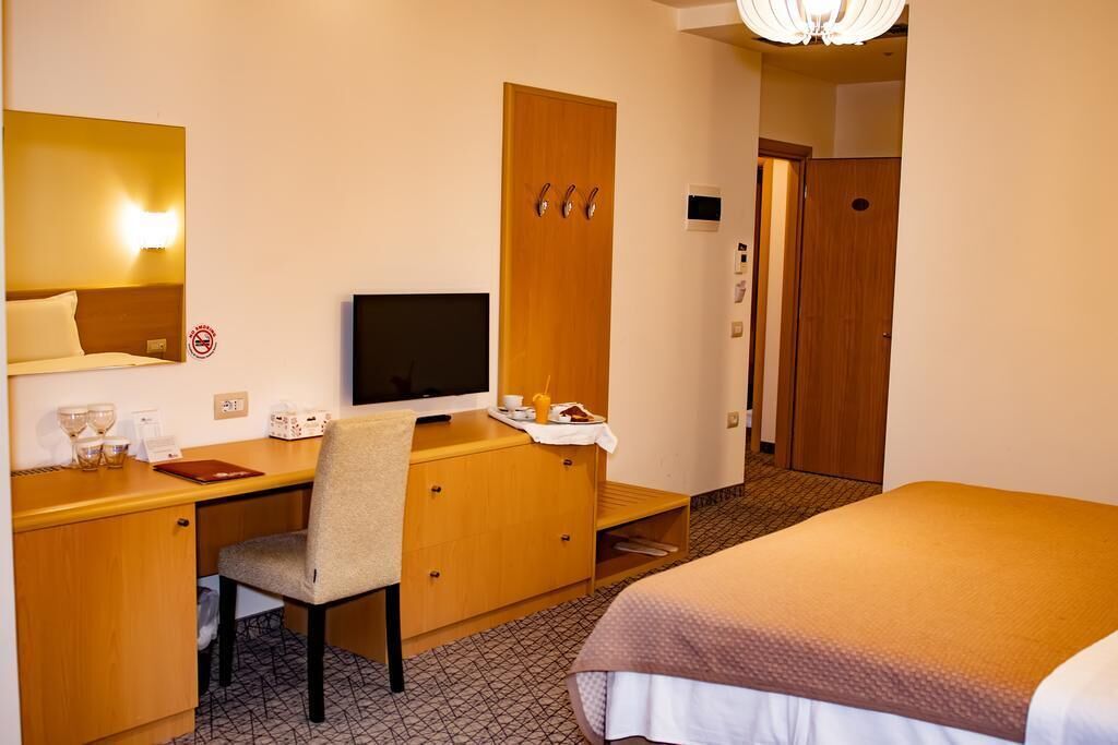 Frette Italian sheets, premium bedding, down duvets, free minibar items