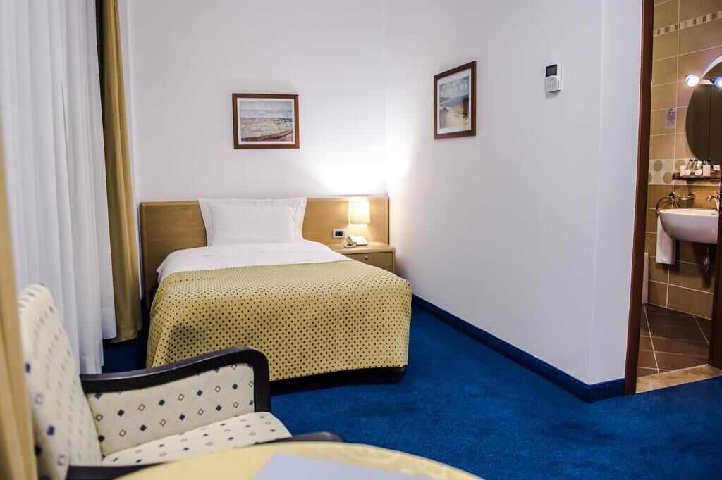 Frette Italian sheets, premium bedding, down duvets, free minibar items