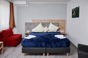 Individually furnished, desk, rollaway beds, free WiFi - Zur Allacher Muehle (Munich)