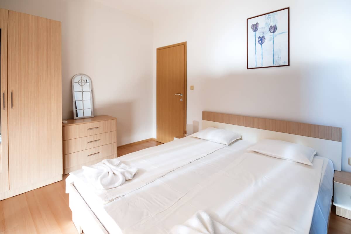 2 slaapkamers, een strijkplank/strijkijzer, beddengoed