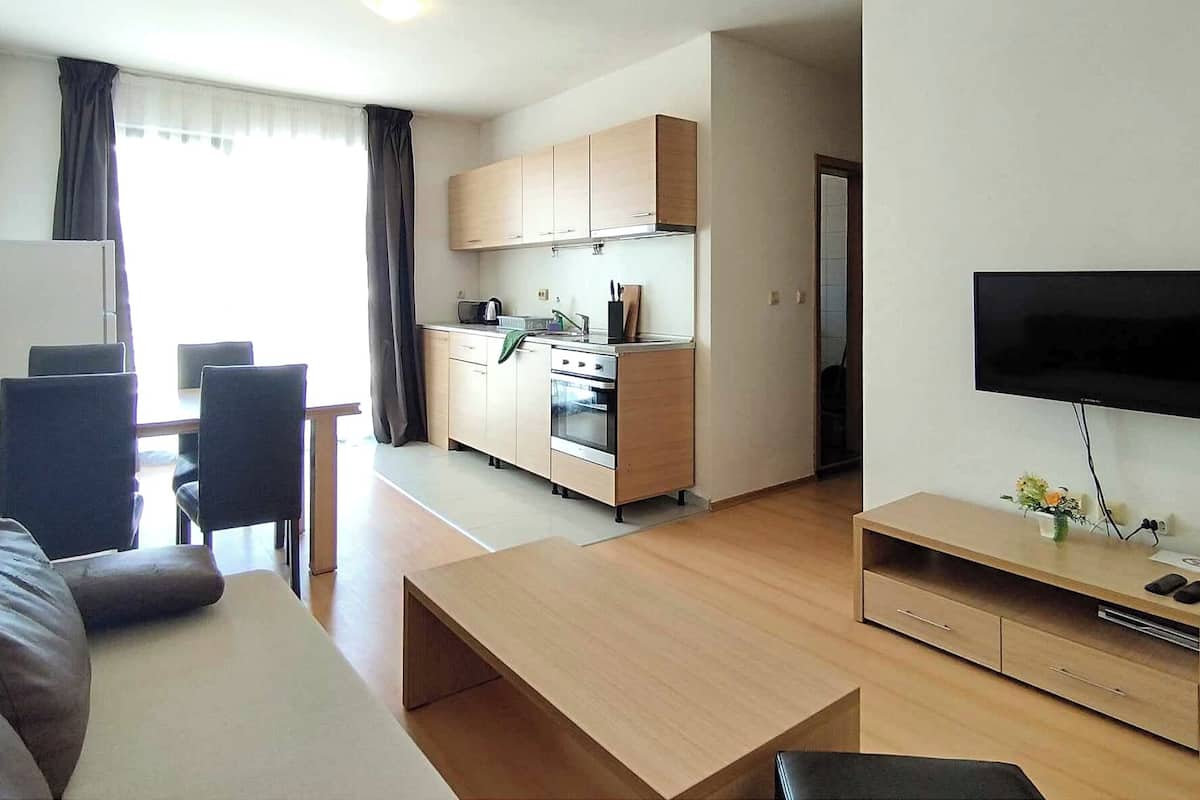 2 bedrooms, iron/ironing board, bed sheets