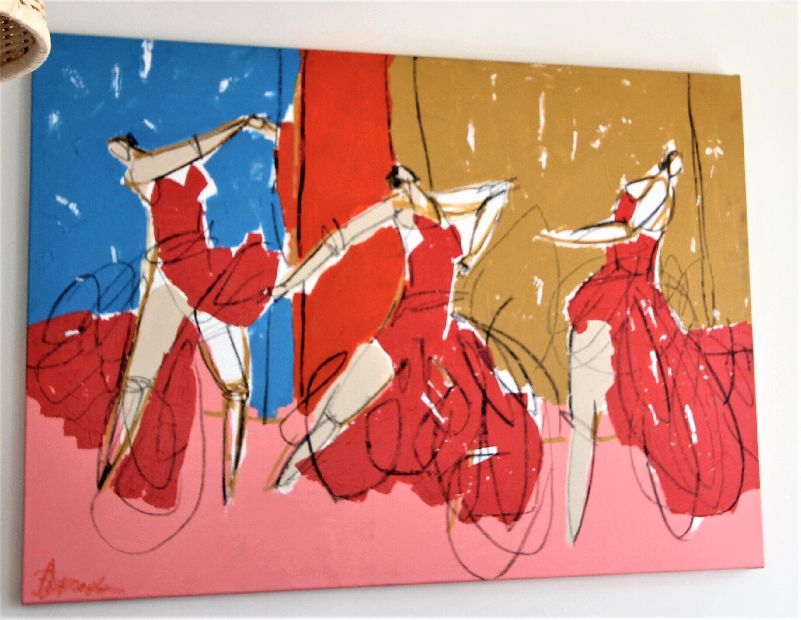 Una pintura de bailarinas con vestidos rojos sobre un fondo rosa.
