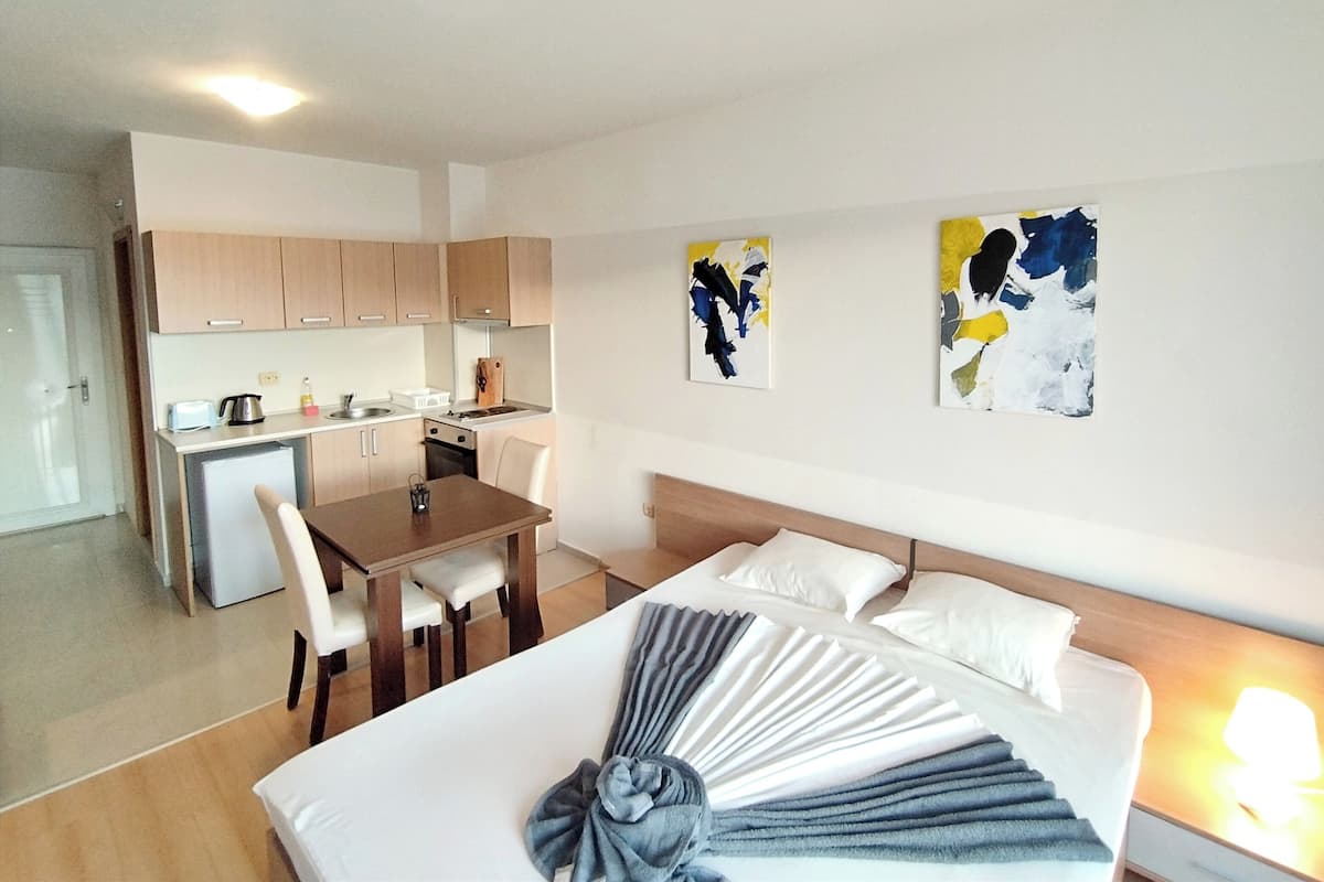 Comfort studio, balkon | 2 slaapkamers, een strijkplank/strijkijzer, beddengoed