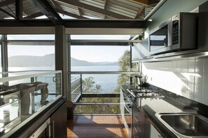 Brett | Private kitchen | Fridge, microwave, stovetop, dishwasher - Mona Pavilions (Berriedale)