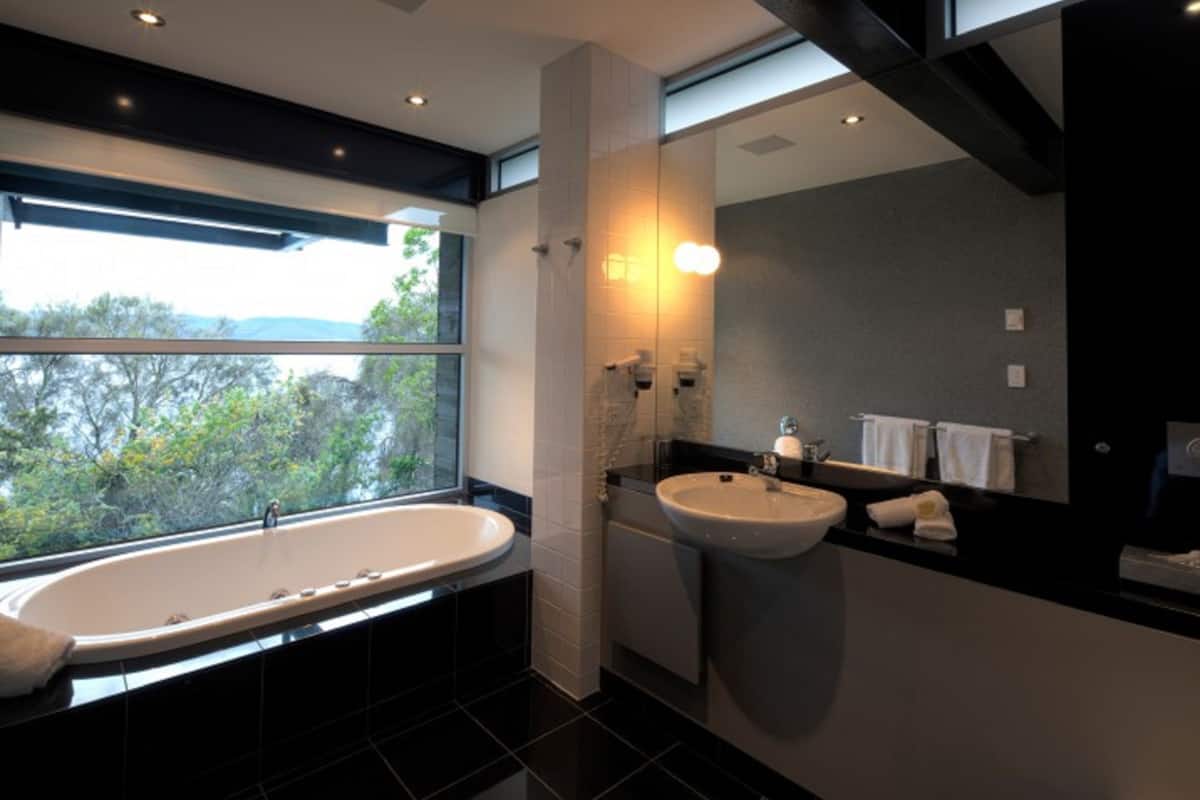 separate bathtub and shower, jetted bath, designer toiletries