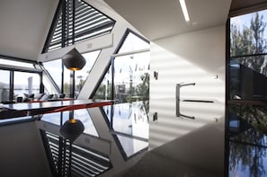 Een koelkast, een microgolfoven, een kookplaat, een vaatwasser