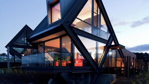 Un edificio moderno e dalle linee geometriche, caratterizzato da ampie vetrate e un design originale.
