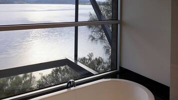 Separat badekar og dusj, boblebad, designertoalettartikler og hårføner