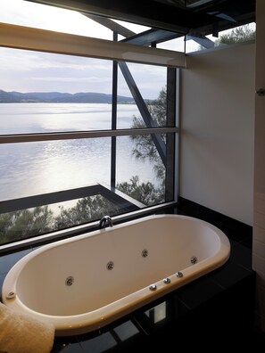 Separate tub and shower, jetted tub, designer toiletries, hair dryer - Mona Pavilions (Berriedale)