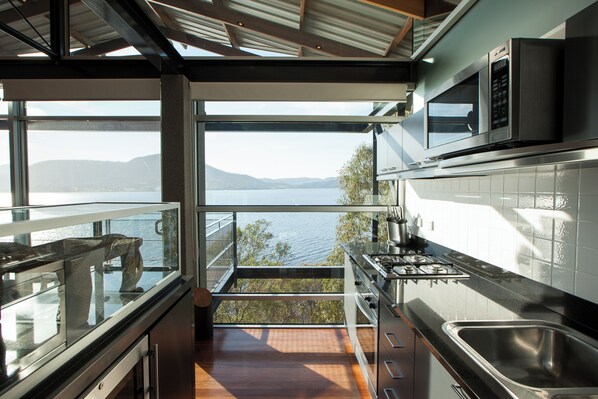 Fridge, microwave, stovetop, dishwasher - Mona Pavilions (Berriedale)