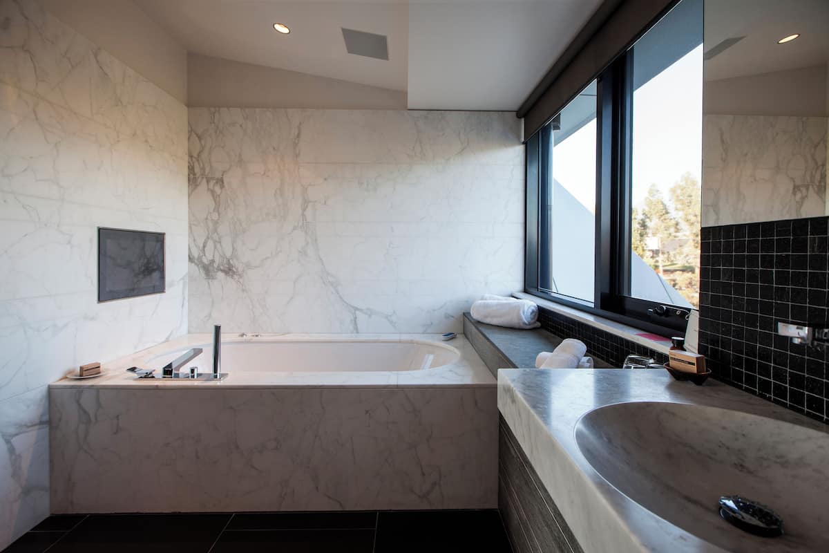 Appartamento, 2 camere da letto (Roy) | Bagno | Vasca e doccia separate, vasca idromassaggio, set di cortesia firmato