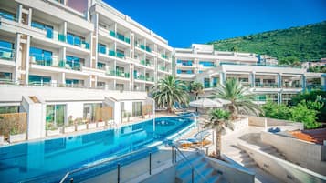 Inomhuspool, utomhuspool, parasoller och solstolar